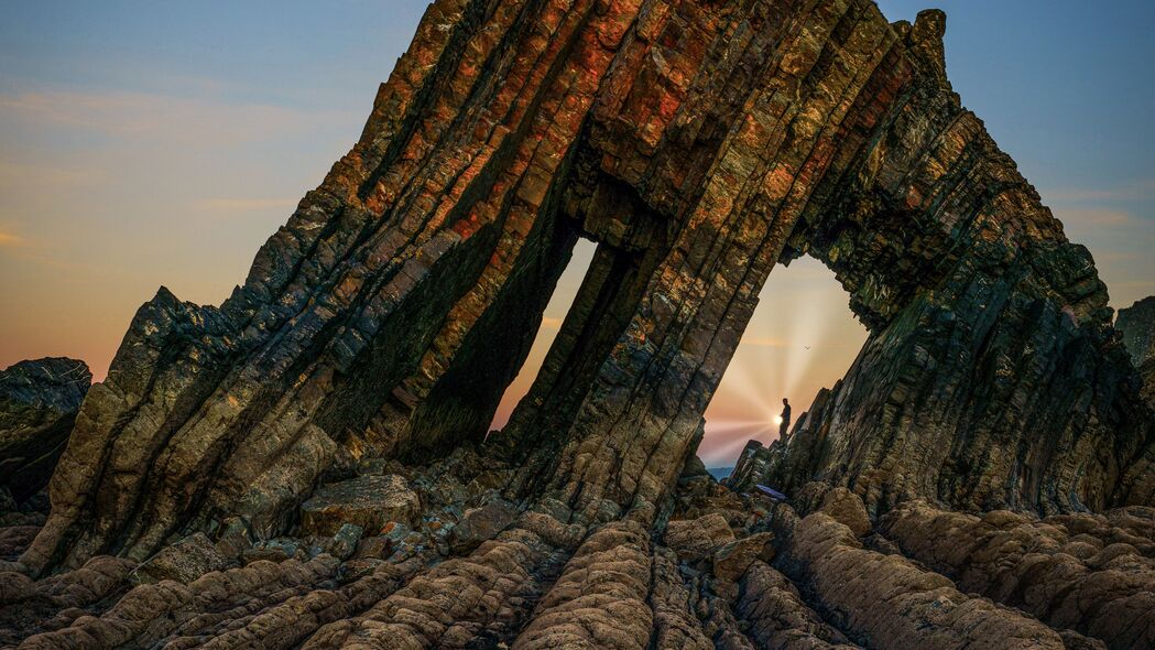 绝美4K壁纸，岩石浮雕与无垠天空交融，高清3840x2160自然风景，下载即享