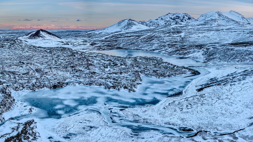 绝美山脉雪景4K壁纸，山峰河流交织，高清3840x2160自然风景图片，一键下载