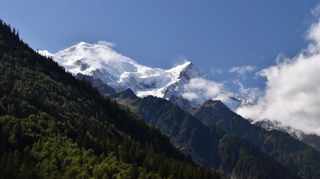 绝美山脉风光，4K高清壁纸展示雪山、森林与斜坡的自然之美，3840x2160分辨率，下载即享