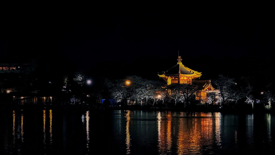 夜晚深邃景致，宝塔、树木、灯光与池塘交融的4K超高清壁纸（3840x2160）下载
