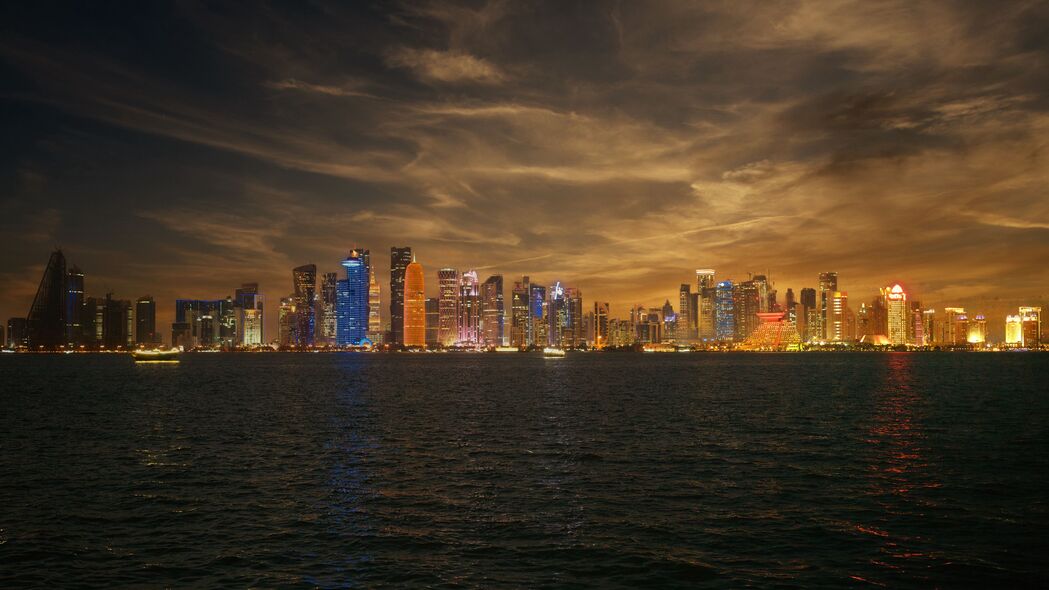 多哈之夜，摩天大楼与璀璨海景的4K高清壁纸
