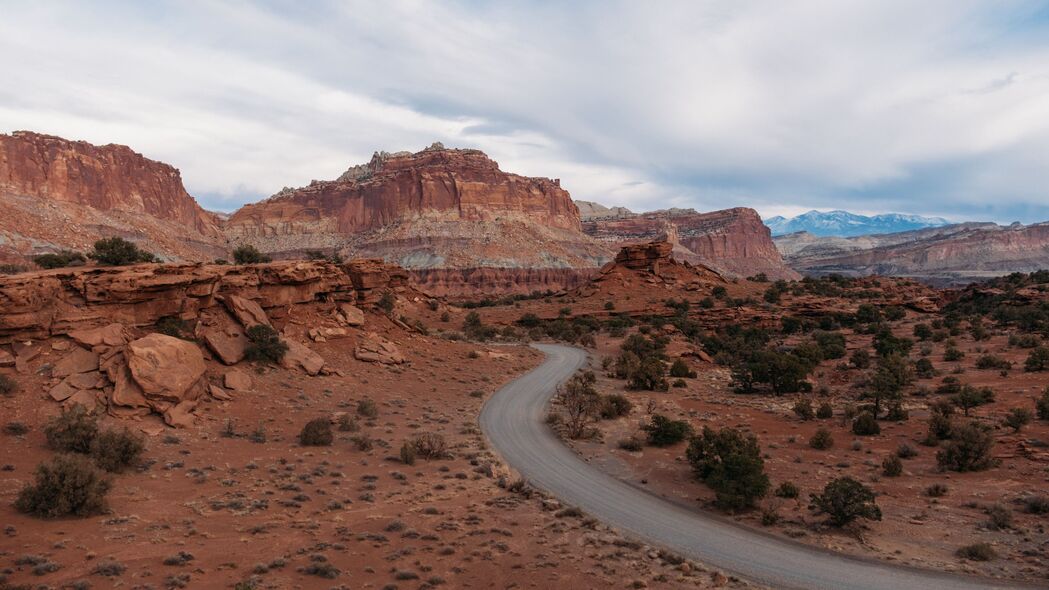 4K高清壁纸，探索岩石峡谷的壮丽道路，自然美景尽收眼底，3840x2160分辨率下载