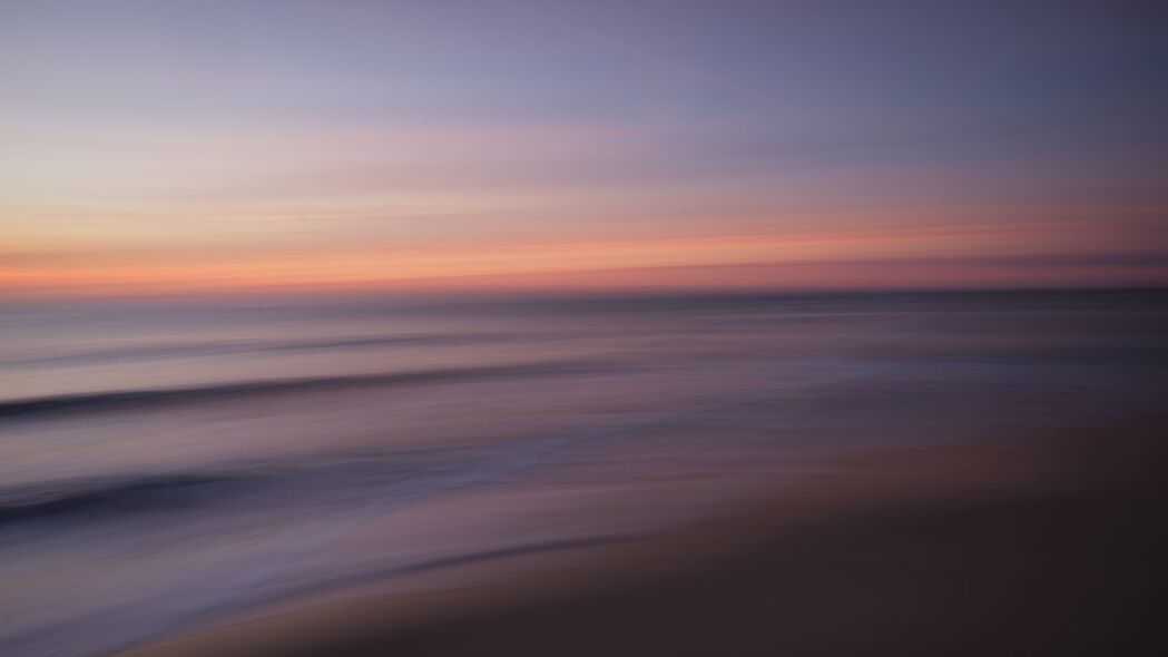 深邃海洋4K壁纸，海浪轻拂海岸，自然之美静谧呈现，高清3840x2160下载