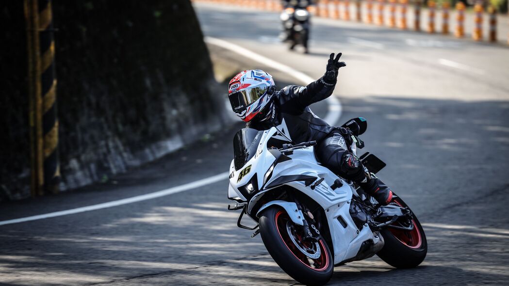 超高清4K壁纸精选，摩托车骑行风采、自行车飞驰瞬间，3840x2160分辨率，模糊倾斜效果，汽车美图一网打尽，下载尽享！