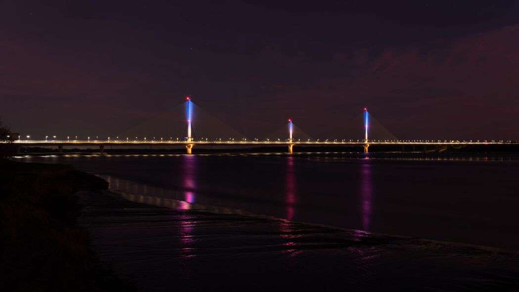 深邃夜色，大桥流光溢彩，河流映月，4K超高清壁纸（3840x2160）下载