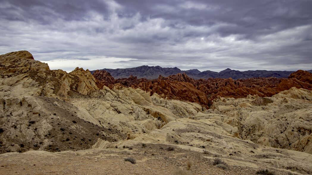 绝美自然4K壁纸，沙子山、石头云与黑暗交织，高清3840x2160风景图片，一键下载！