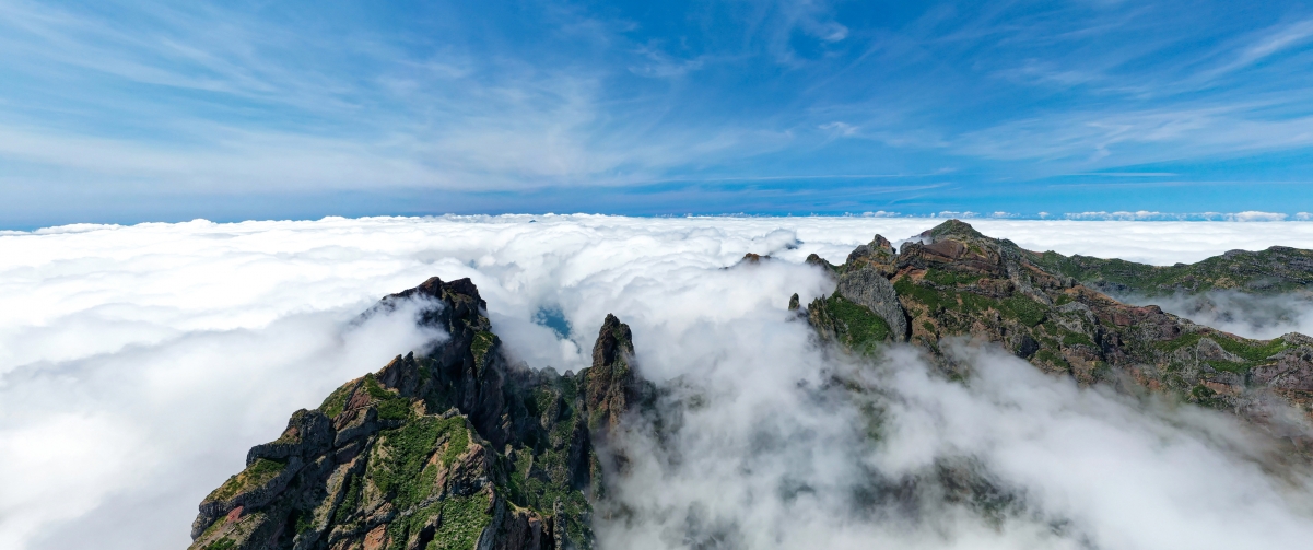 绝美山巅风光，高山云海与广袤天空交融，3440x1440超高清带鱼屏4K壁纸免费下载