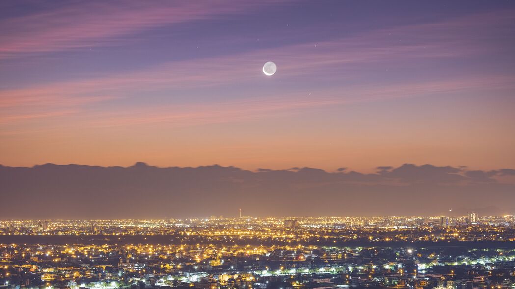 绝美4K壁纸，城市建筑夜景，灯光映照天空，云月共舞，3840x2160高清下载