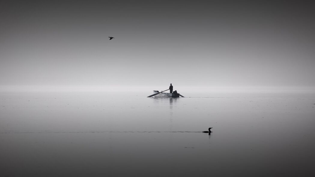 静谧湖光，船影悠然映地平，黑白世界鸟无声——4K超清壁纸，3840x2160高清下载