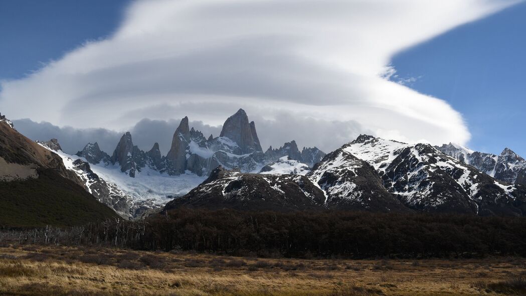 壮丽山脉峰峦岩石林间景，4K高清壁纸下载，3840x2160分辨率，多云风光尽收眼底