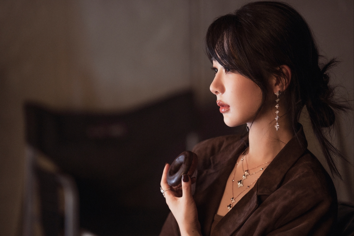 杨紫绝美侧颜，4K超清壁纸震撼呈现，3840x2560高清分辨率，免费下载