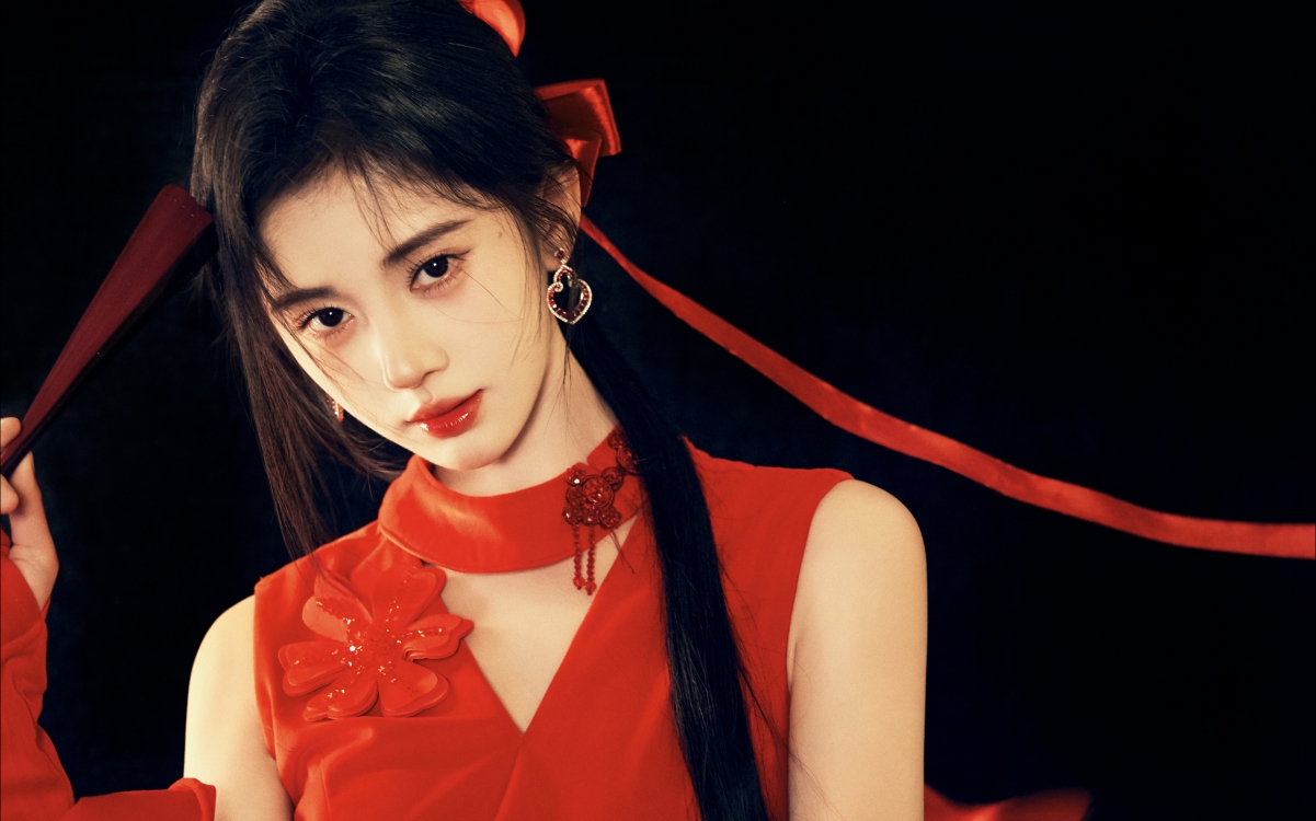 鞠婧祎高清美女壁纸，红色裙子2560x1600桌面美图，免费下载