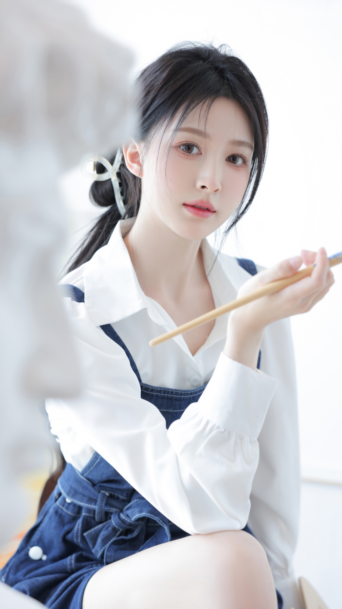 绝美画室女神4K超清手机壁纸下载，2160x3840高清图片，尽在指尖
