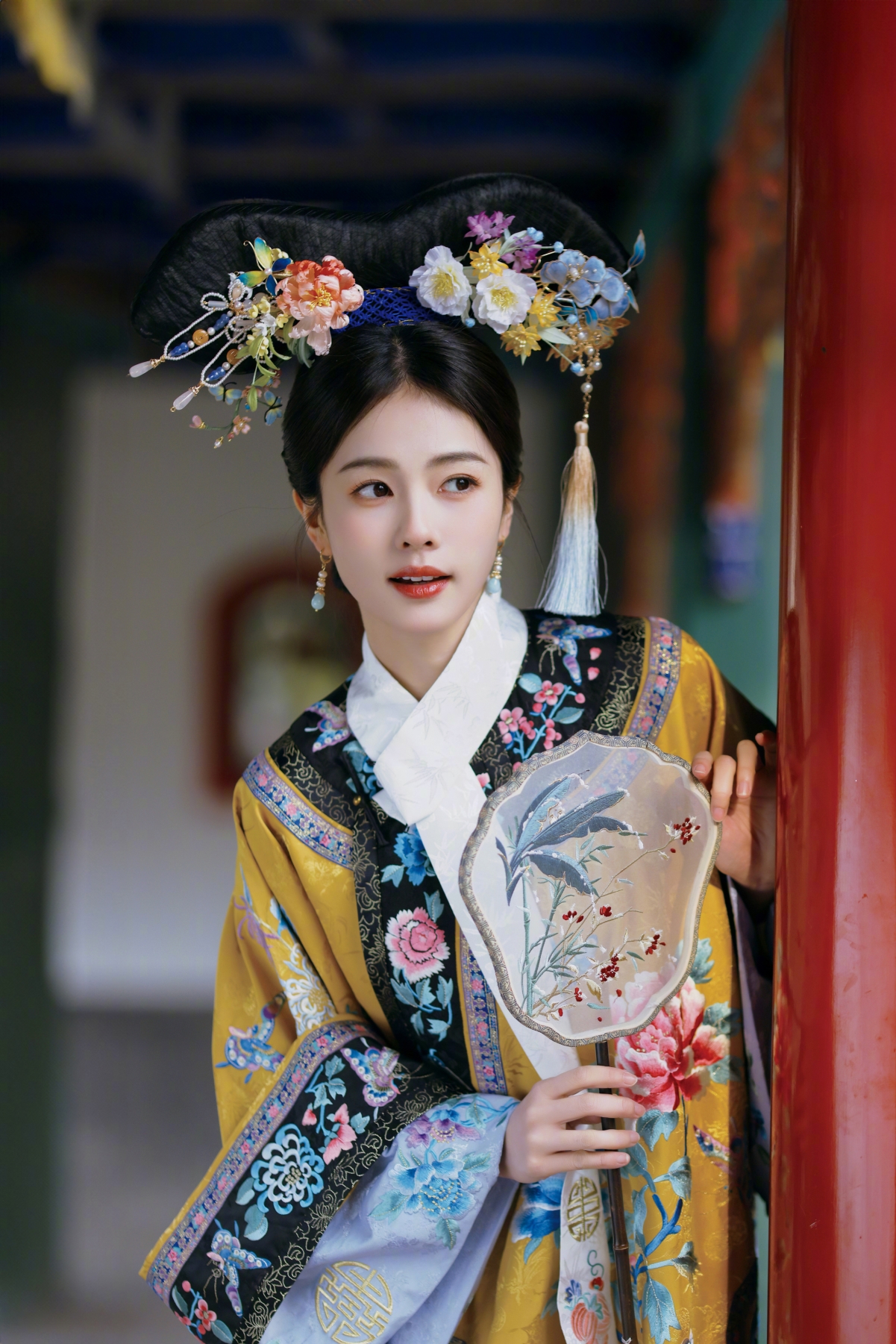 绝美宫装白鹿4K竖屏手机壁纸，高清2561x3840，免费下载