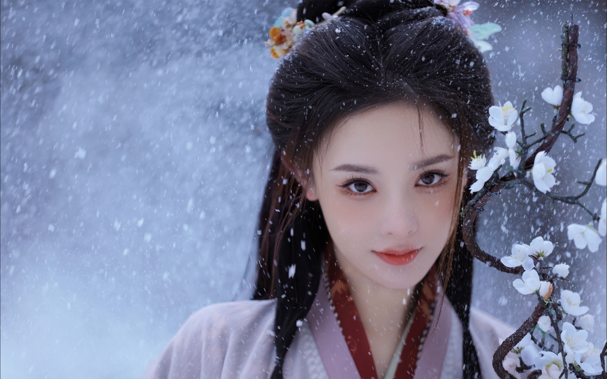 高清古装美女彭小苒冬日雪景壁纸，2560x1600分辨率，精美下载