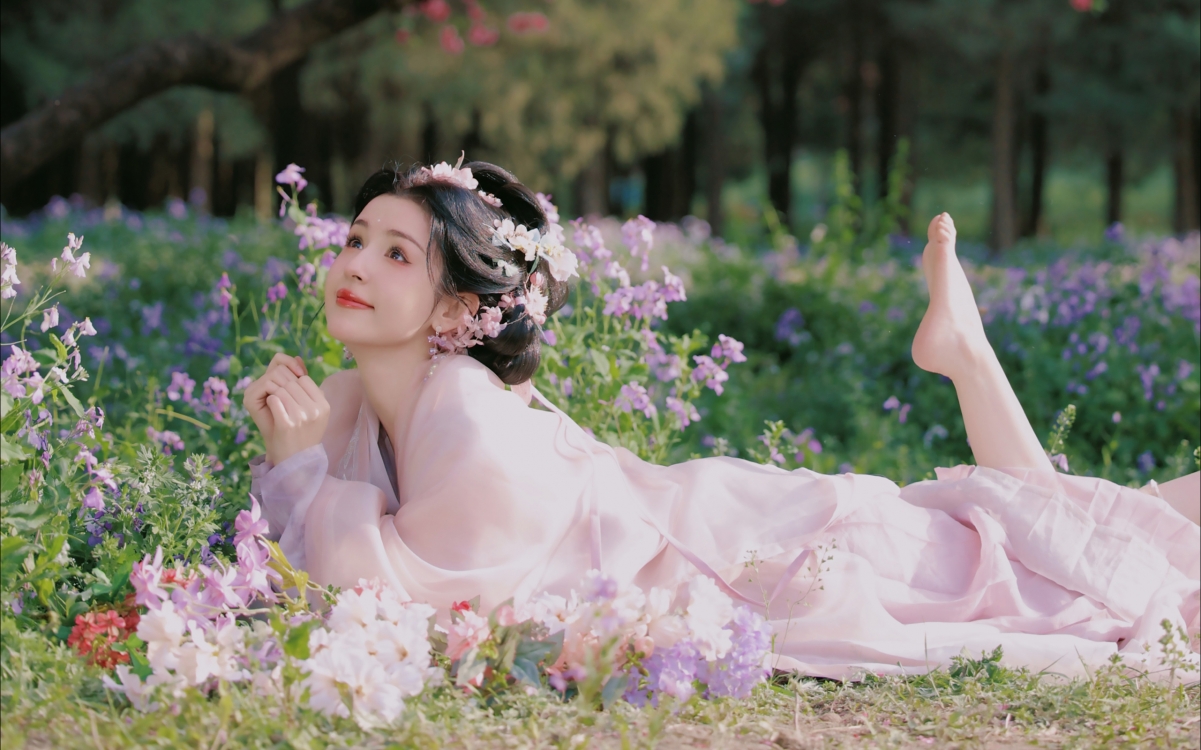 古风俏皮美女置身于森林花海，2560x1600超清壁纸，下载尽享高清美图