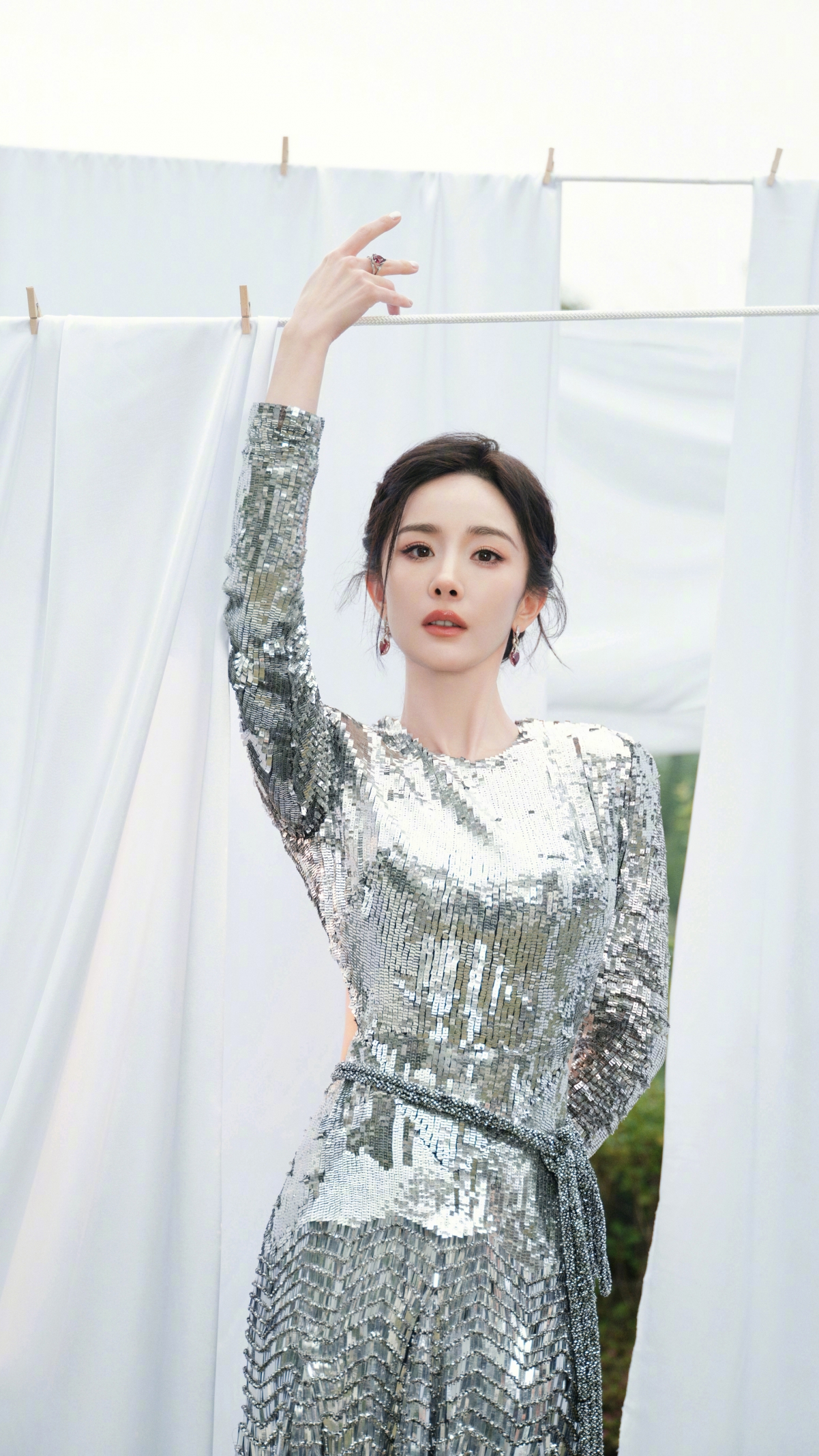 杨幂绝美银光裙装4K高清壁纸，2160x3840超清手机背景图，免费下载
