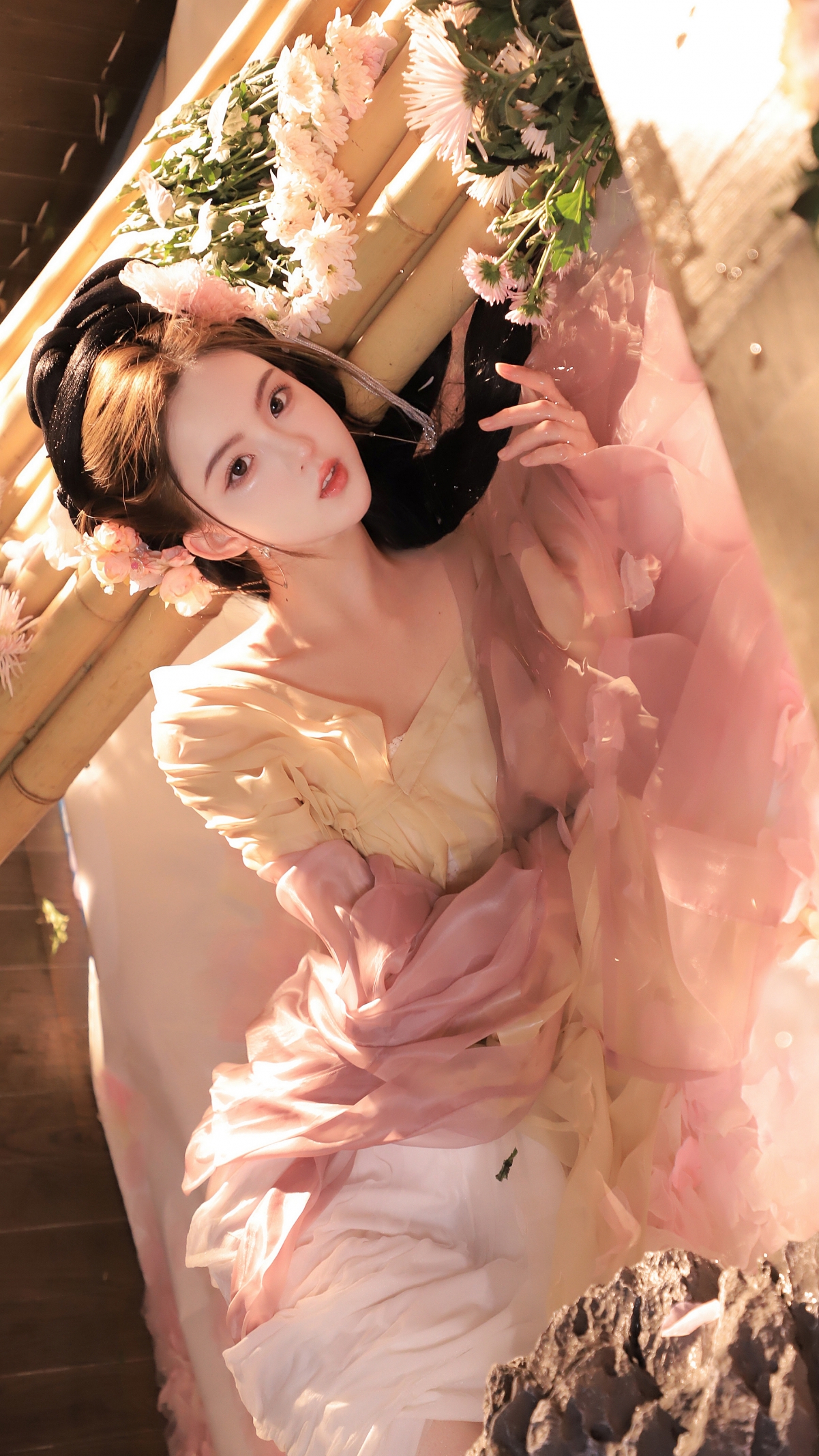 古风美女倚池畔，粉色花朵映唯美，4K高清手机壁纸，2160x3840分辨率下载