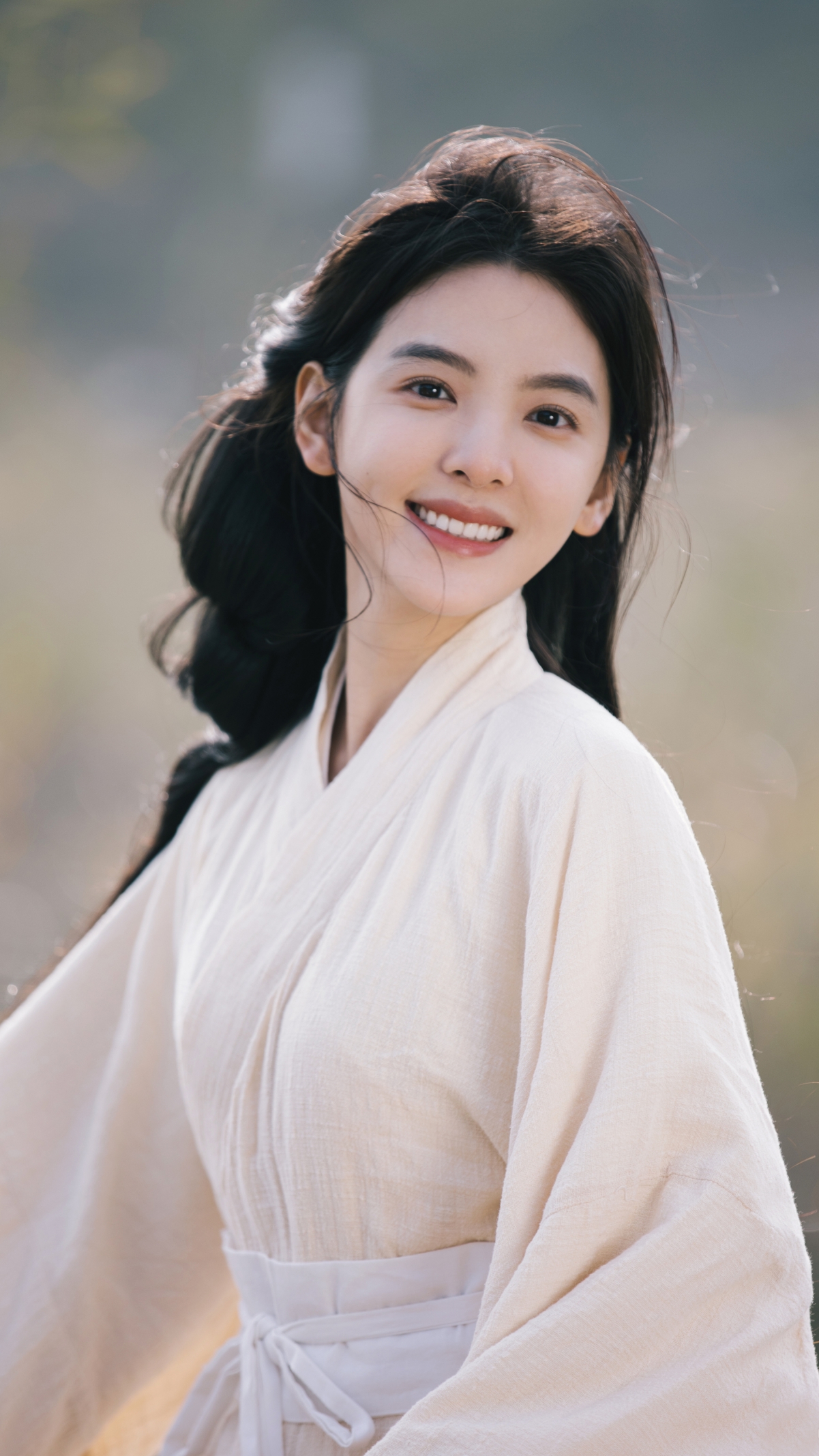 章若楠甜美笑容精选，4K超高清手机壁纸，2160x3840分辨率，免费下载