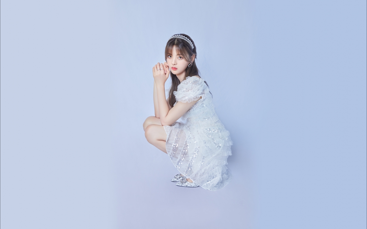 高清美女壁纸，杨超越身着白色仙女裙，2560x1600分辨率，免费下载