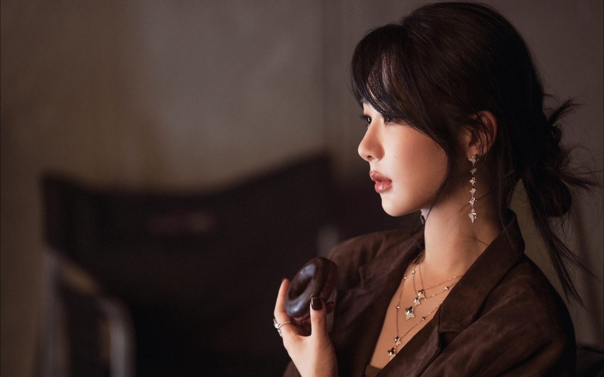 杨紫绝美侧颜 2560x1600超高清壁纸下载