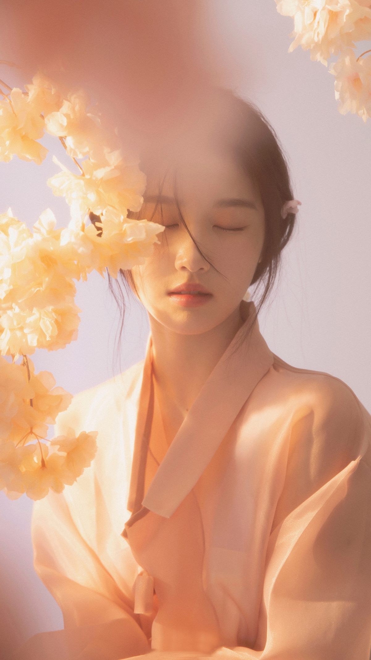 林真闭目瞬间，绝美4K超清手机壁纸下载，2160x3840分辨率，高清视觉盛宴