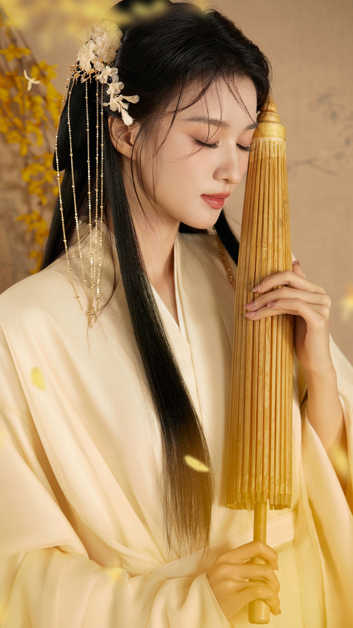 王楚然古风倩影，金色伞下4K绝美壁纸，高清2160x3840，手机美图下载
