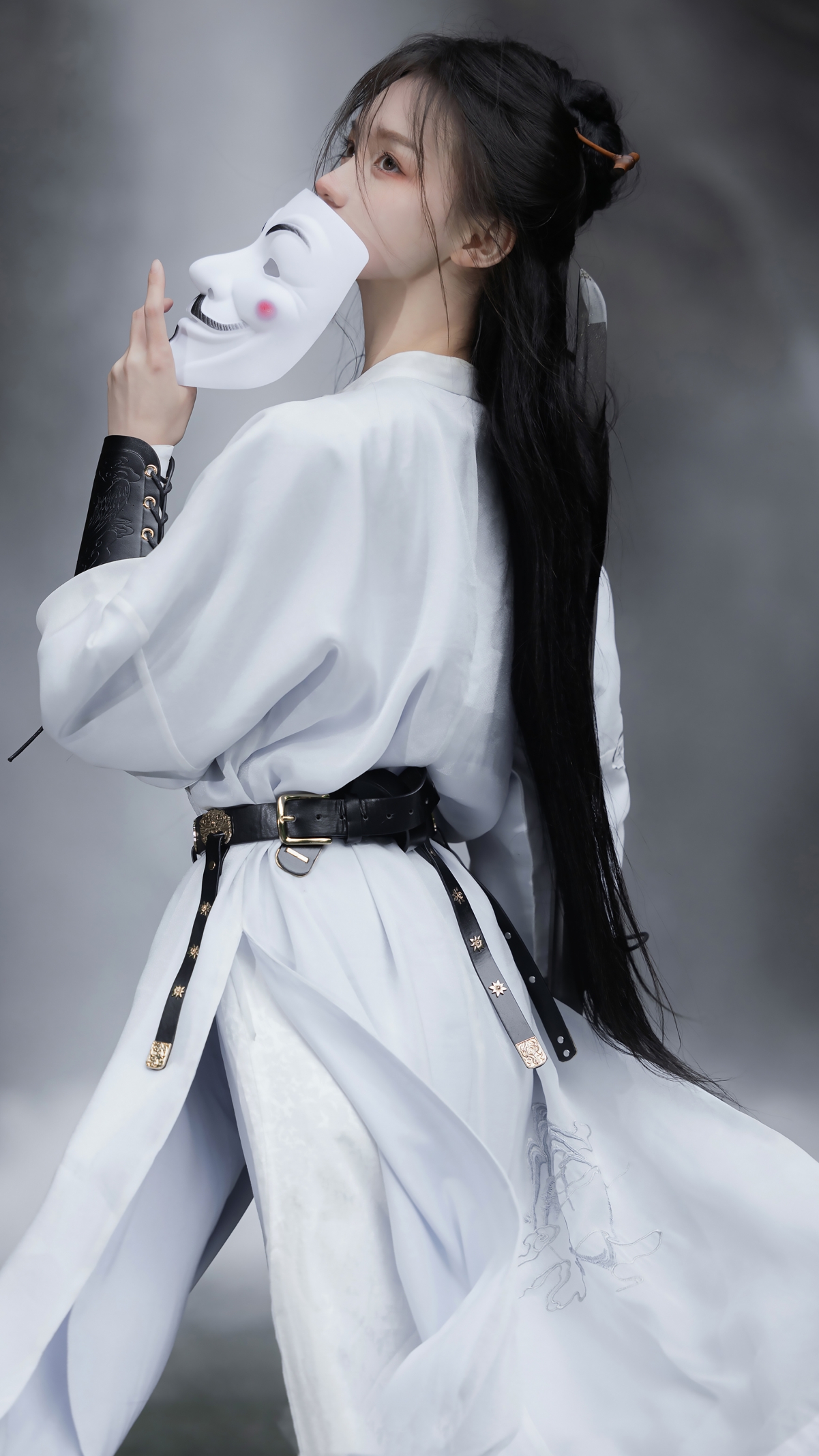 绝美古风佳人，白裳掩映面具之秘，4K超高清手机壁纸下载，2160x3840分辨率，尽显细腻之美