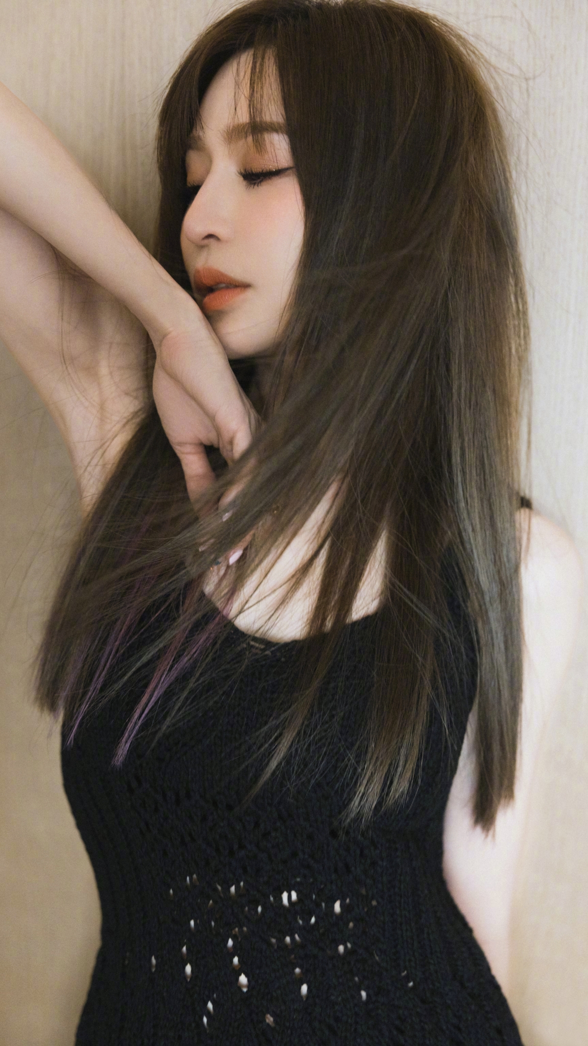 王心凌绝美黑裙毛衣造型，4K高清手机壁纸下载，2160x3840分辨率，美女图片精选