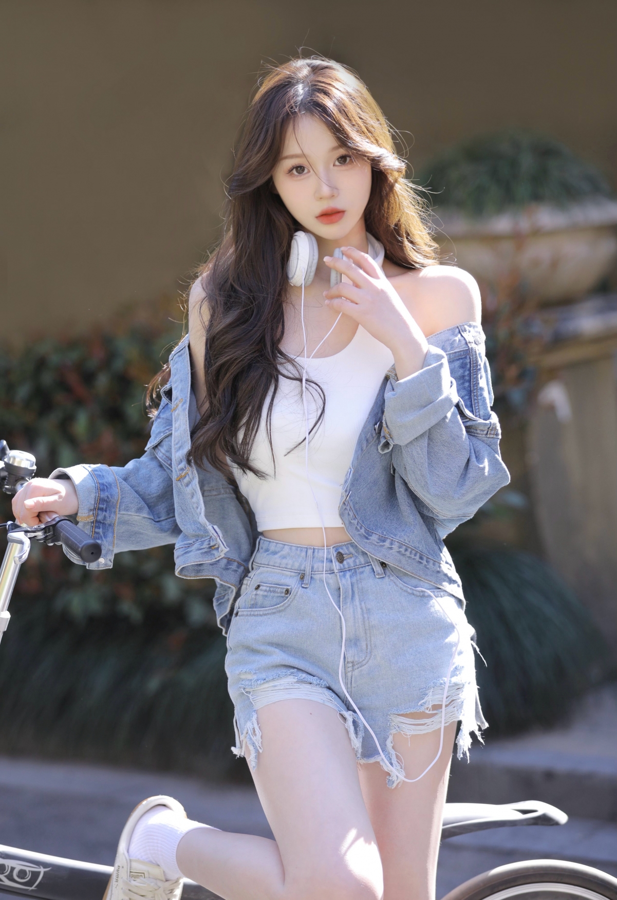精选可爱美女牛仔套装4K超高清手机壁纸，2633x3840分辨率，免费下载