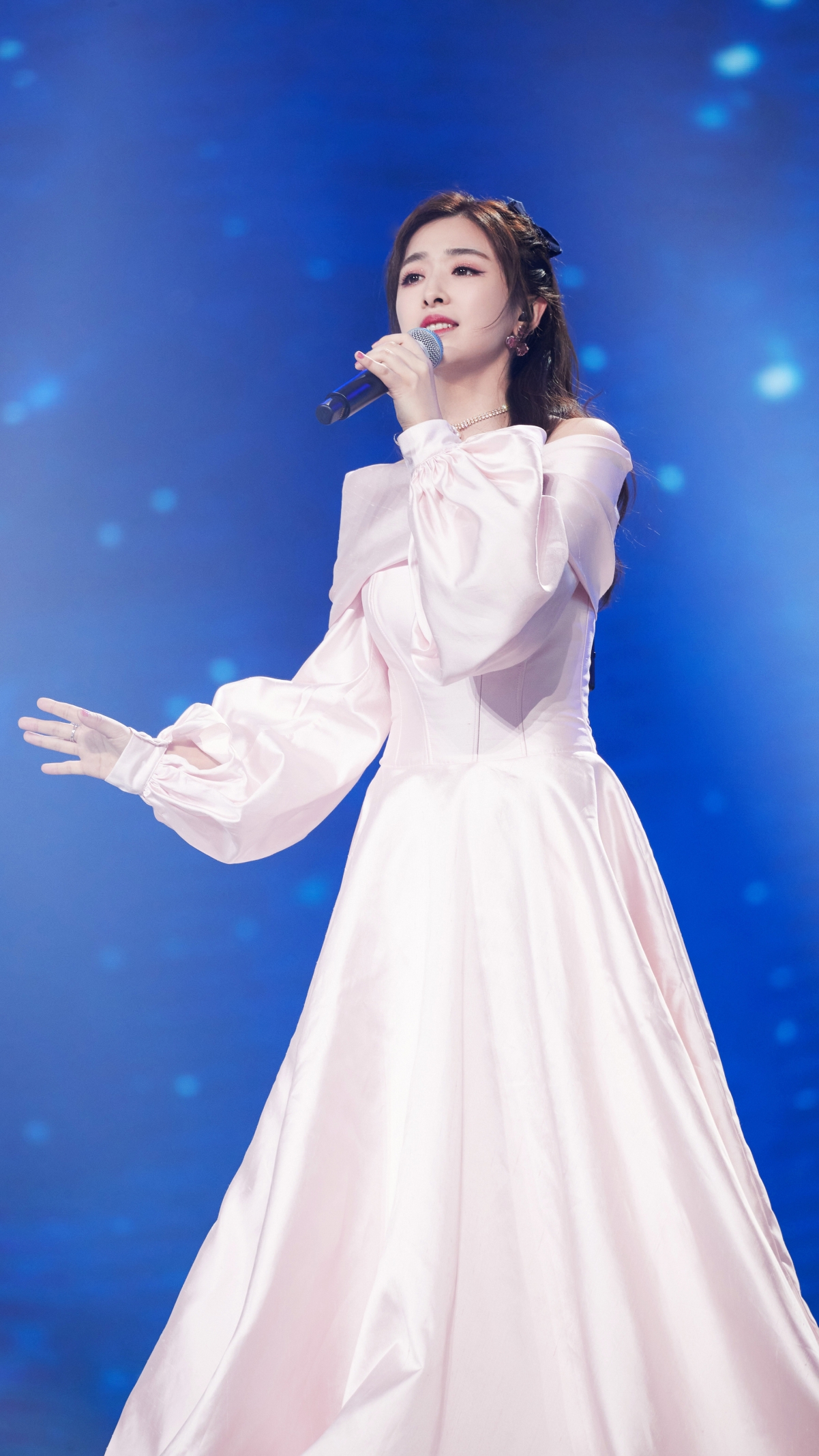 张含韵绝美舞台瞬间，4K超高清手机壁纸下载，2160x3840分辨率，极致视觉享受