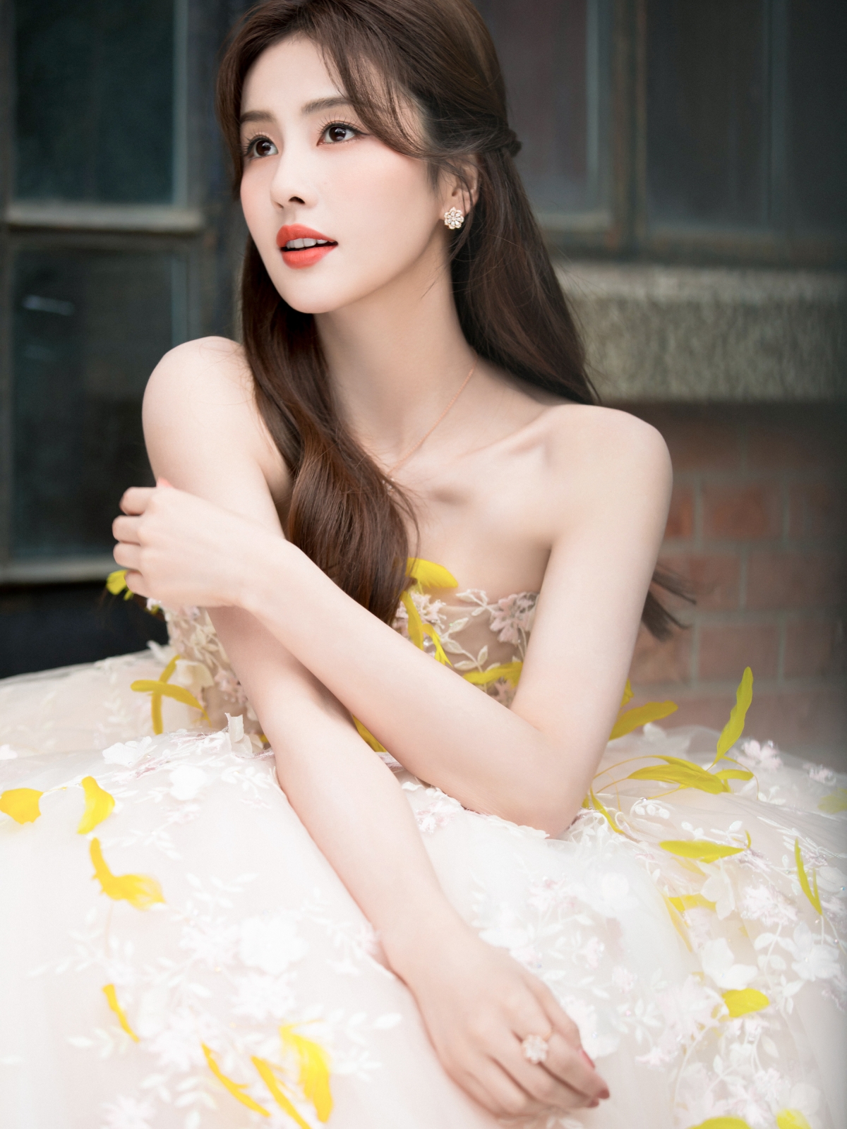 精选高清壁纸，白鹿身着纯白礼服，绝美4K写真，手机壁纸专属，3000x4000像素下载