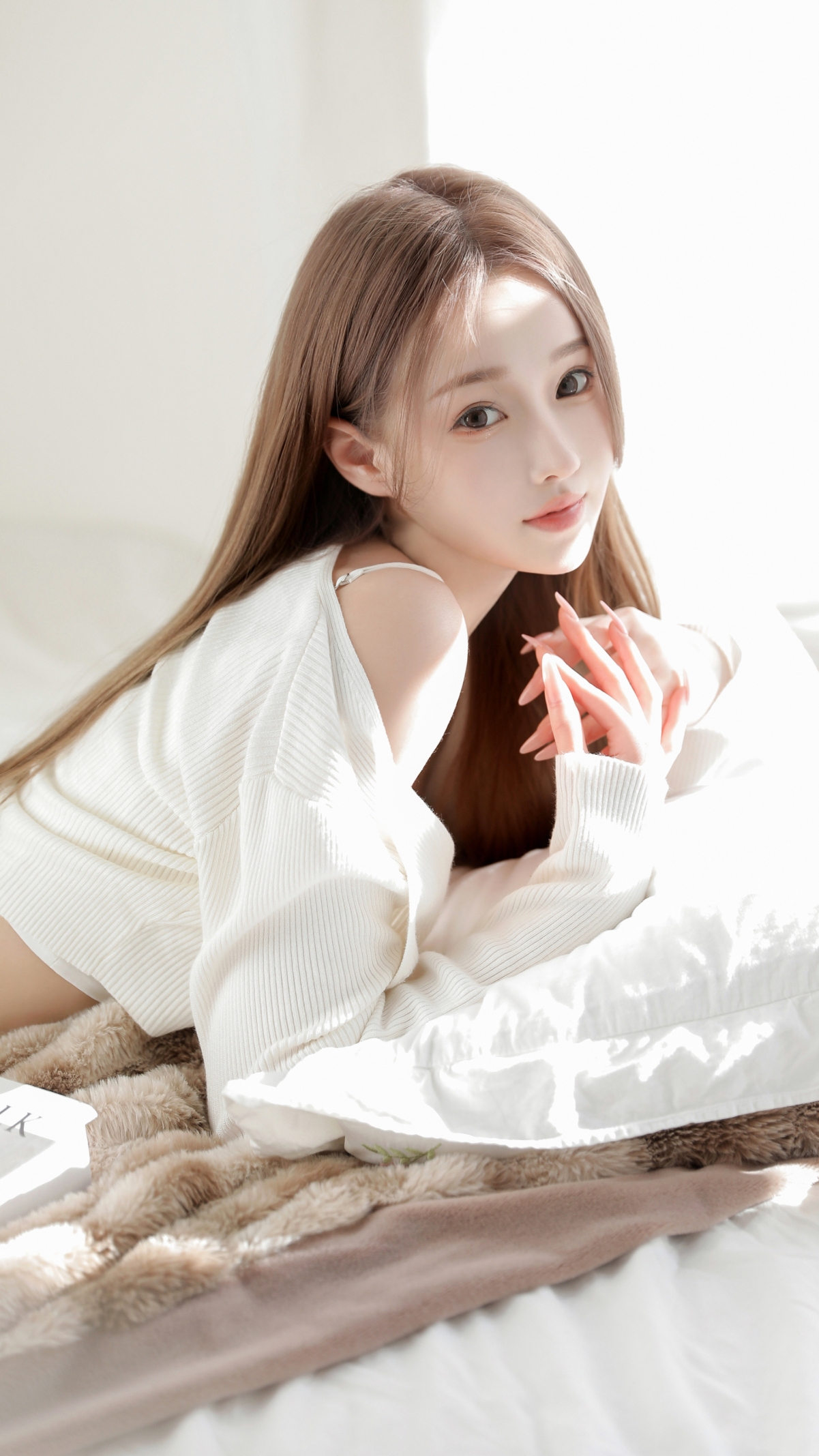 居家清纯美女，一袭白衣4K超清壁纸，2160x3840高清手机图片，免费下载