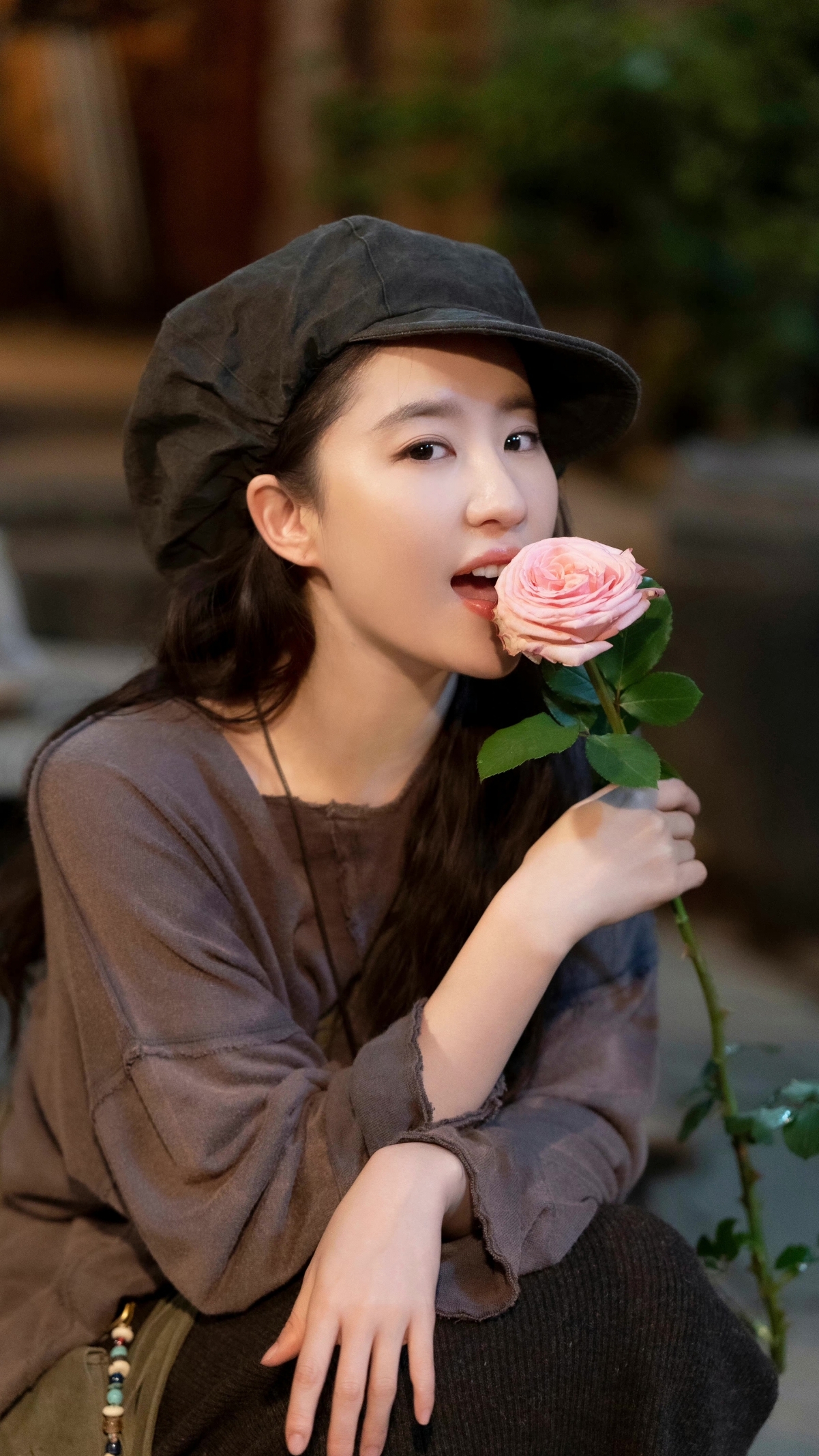 刘亦菲与玫瑰花邂逅于《去有风的地方》绝美瞬间，4K超清手机壁纸下载，2160x3840高清分辨率