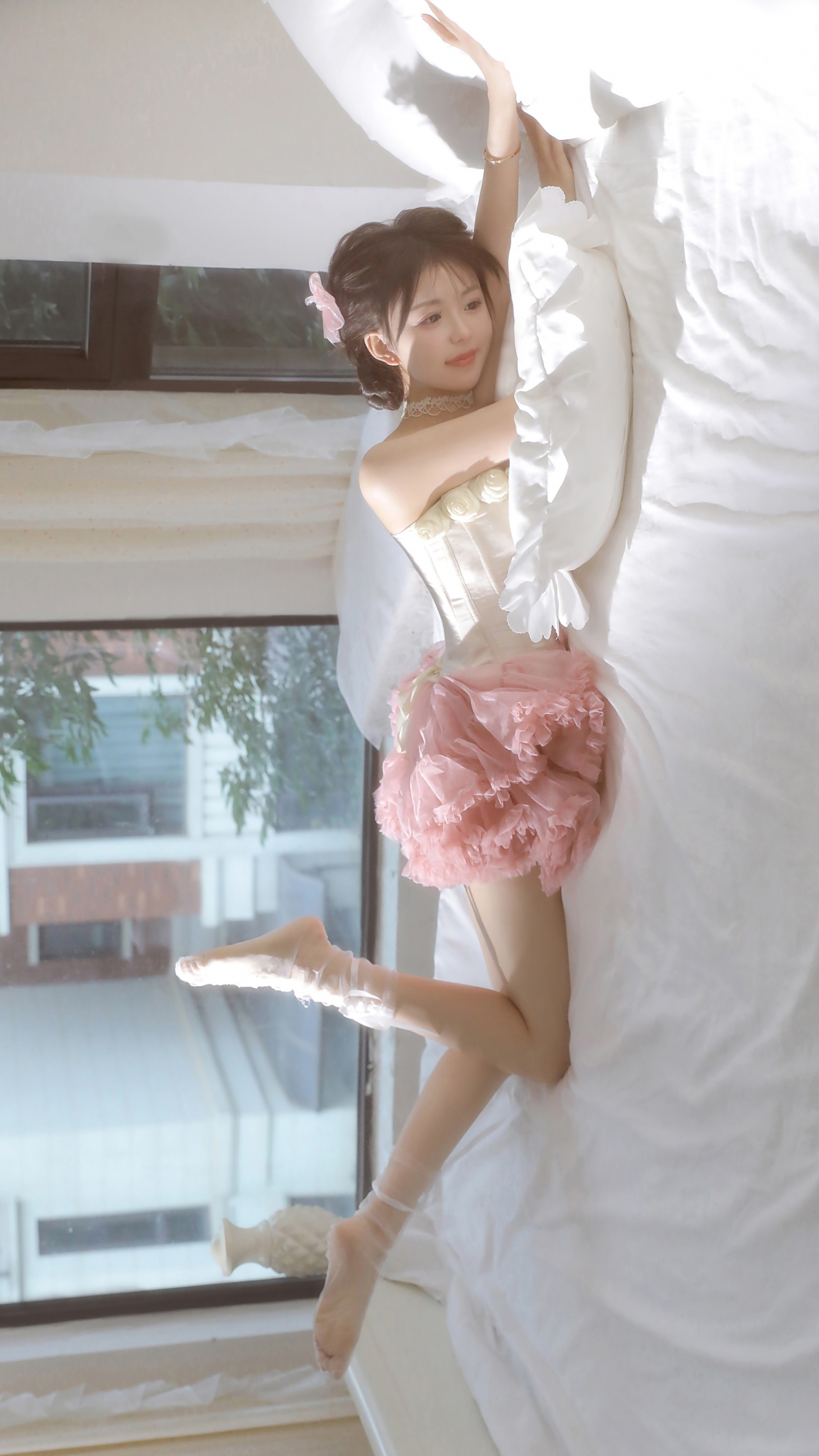 公主风粉色裙子美女居家壁纸，高清4K手机屏保，2160x3840分辨率下载