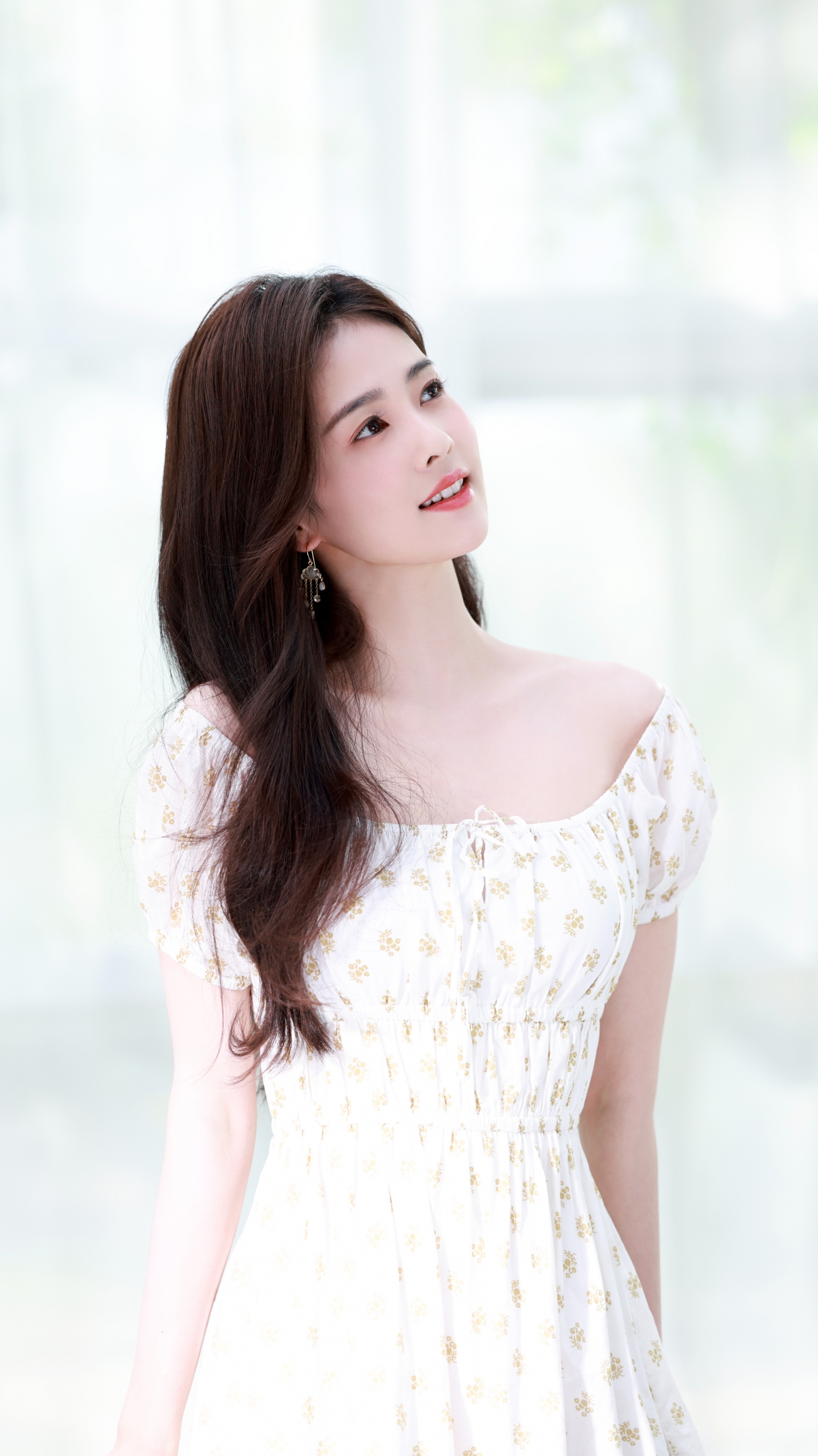 清新女神白鹿，纯白裙裳4K手机壁纸，超清美图2160x3840，一键下载高清大图