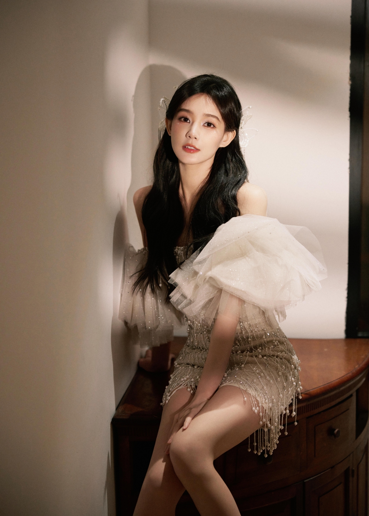 李一桐精灵美女，一袭白裙4K高清壁纸，2972x4160超清画质，手机美图下载