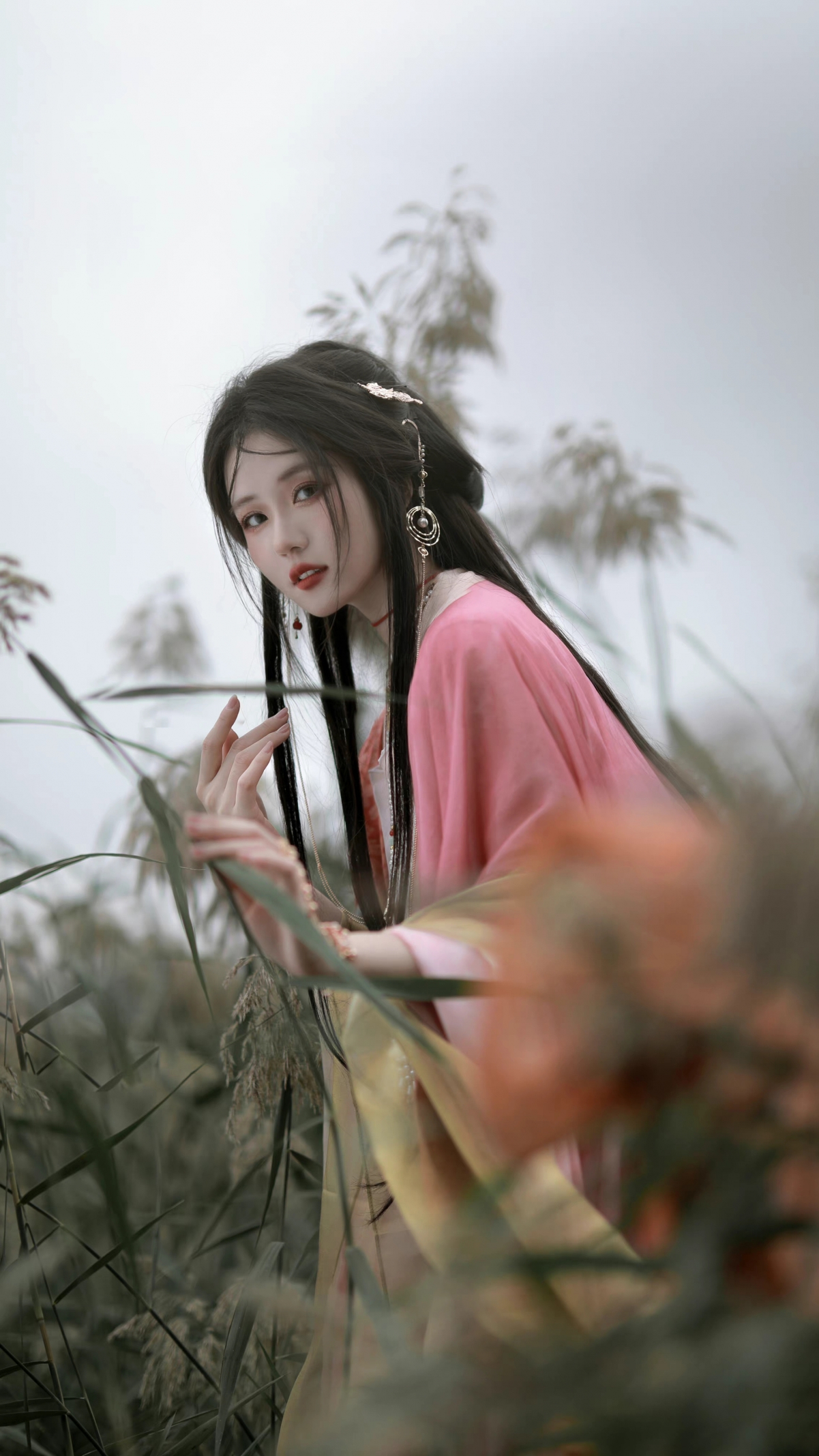 绝美粉色古风佳人，户外场景4K超清手机壁纸，2160x3840高清下载，古风美女专属桌面美图