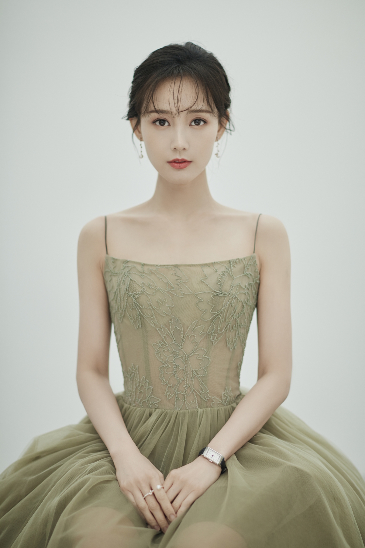 李一桐唯美绿裙4K超清手机壁纸，高清2560x3840分辨率，精美下载