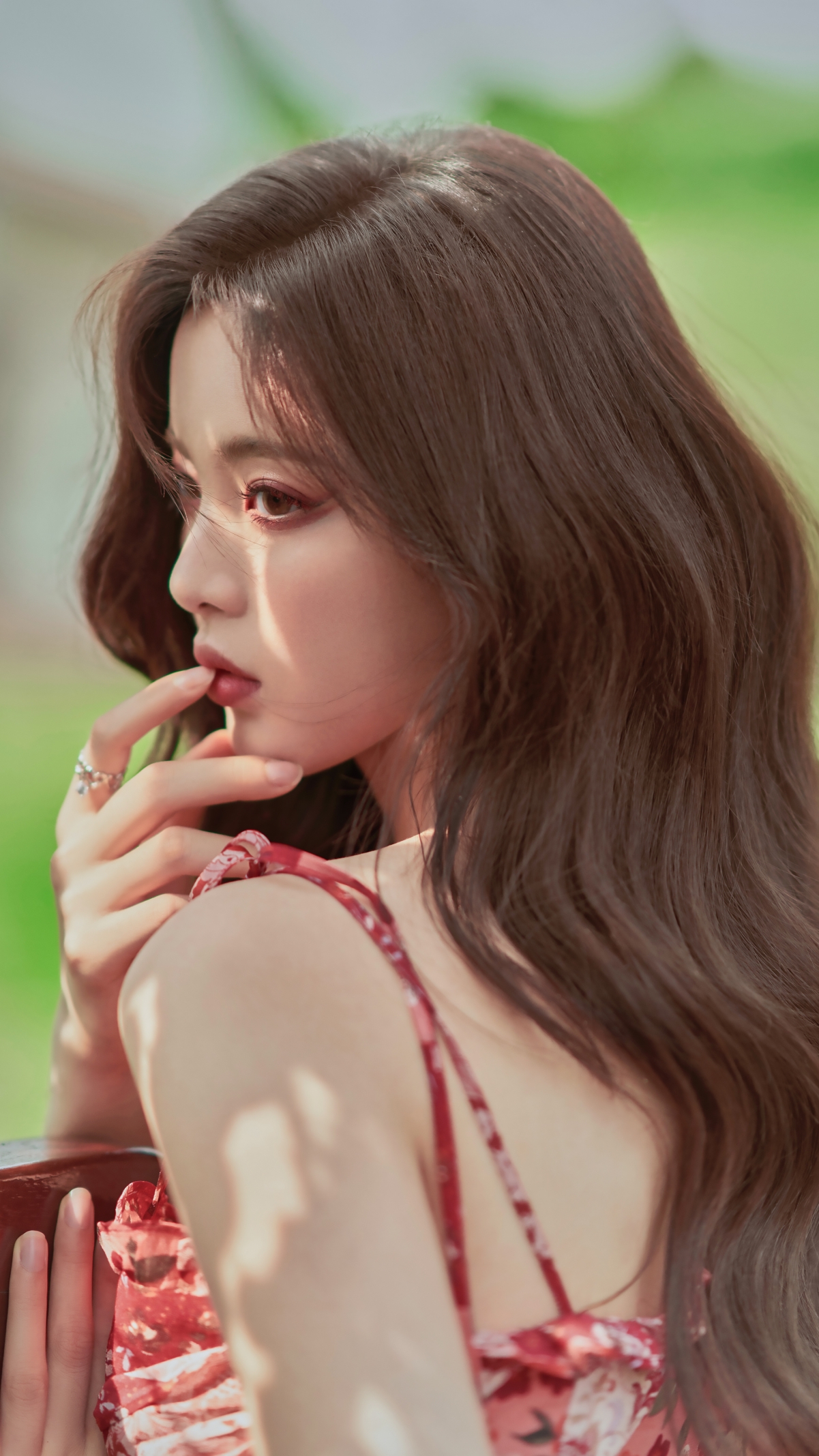 绝美侧颜回眸，杨超越4K高清手机壁纸，2160x3840分辨率，精致美女图片下载