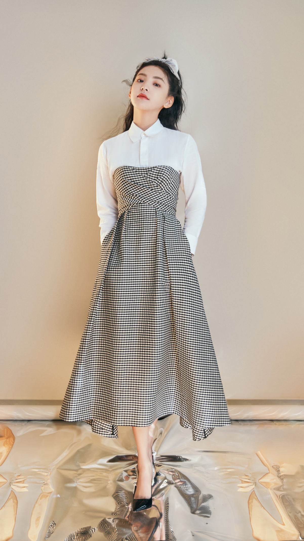 章若楠绝美瞬间，高清4K白色衬衣壁纸，2160x3840极致分辨率，手机美化必备，免费下载