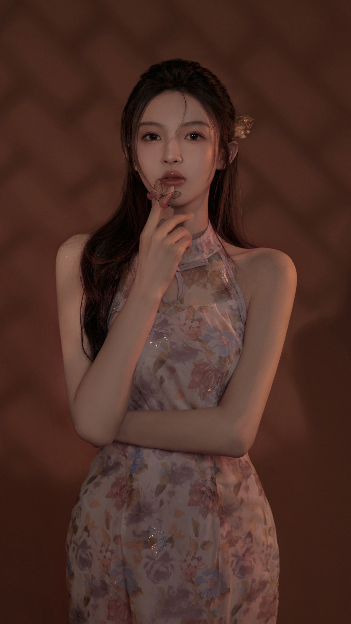 高清碎花裙美女4K手机壁纸，2160x3840分辨率，精美下载