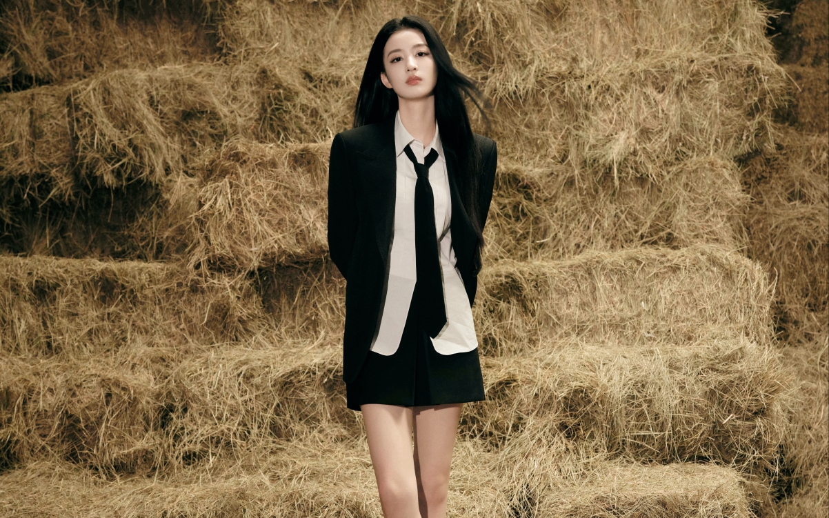 王楚然黑色西服领带造型，4K超高清美女壁纸，3840x2400分辨率，一键下载高清美图