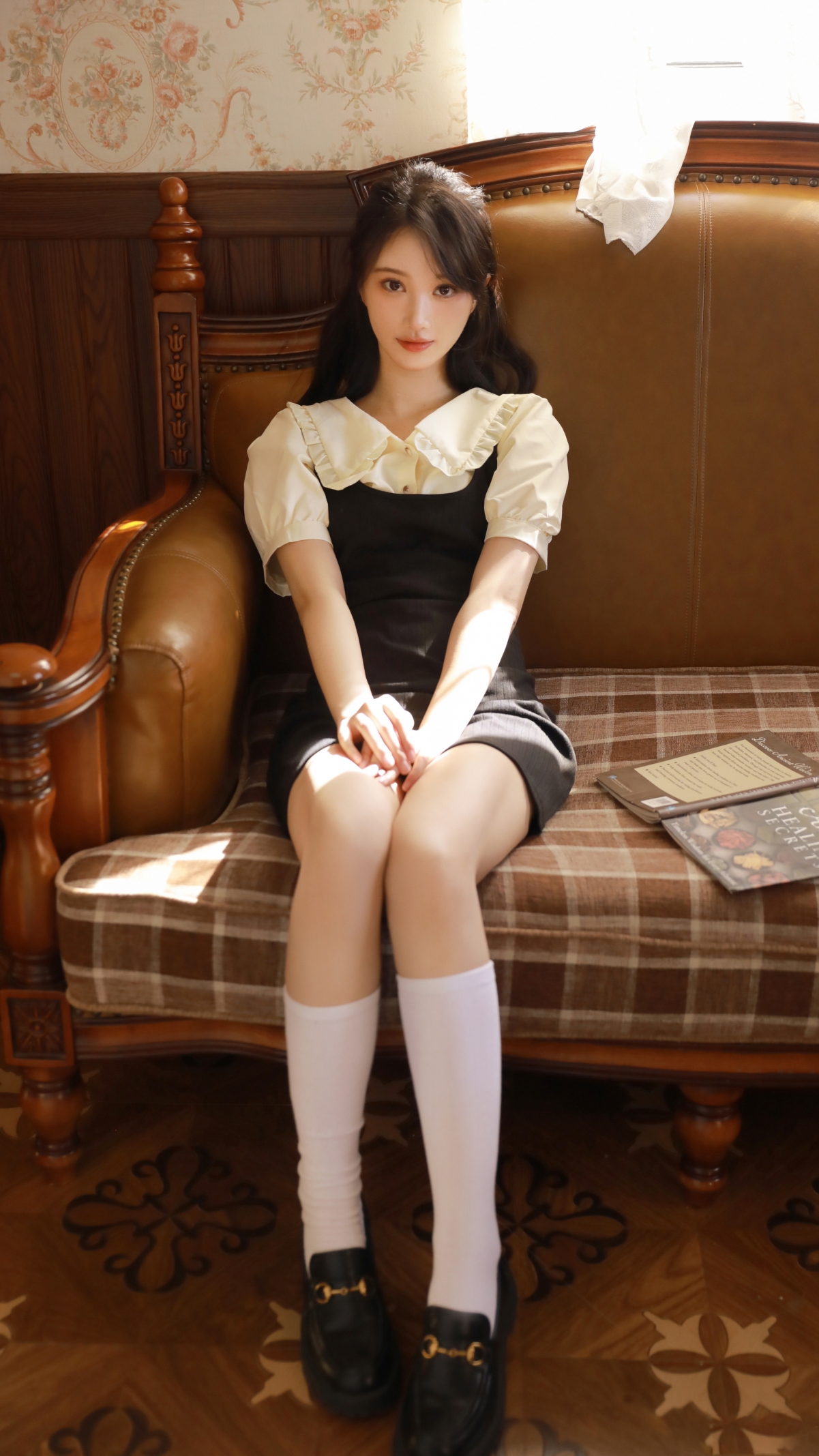 文静美女静坐沙发，绝美4K手机壁纸，高清2160x3840像素，一键下载