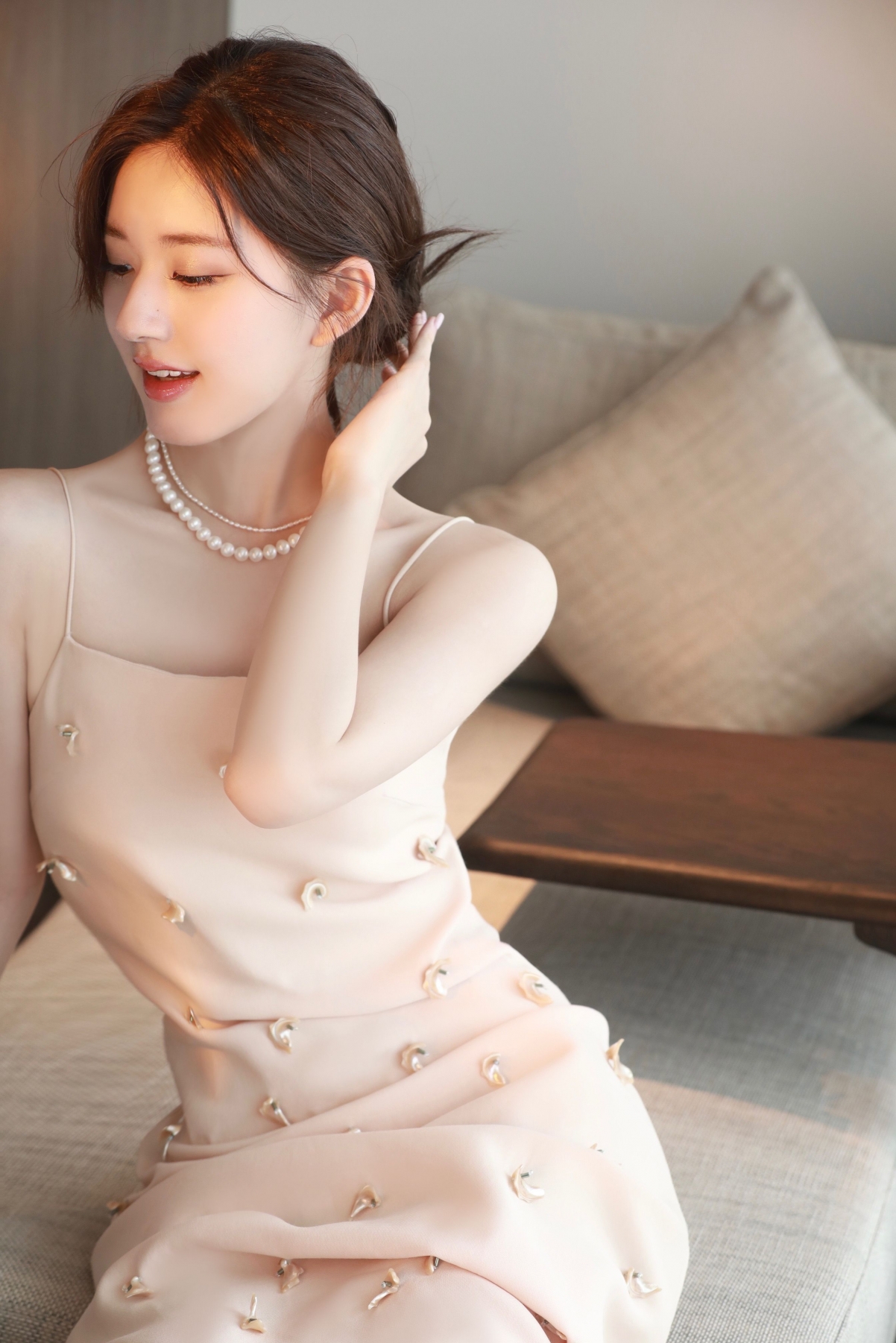 赵露思绝美壁纸，4K高清全屏手机桌面美图，2688x4031极致清晰，一键下载