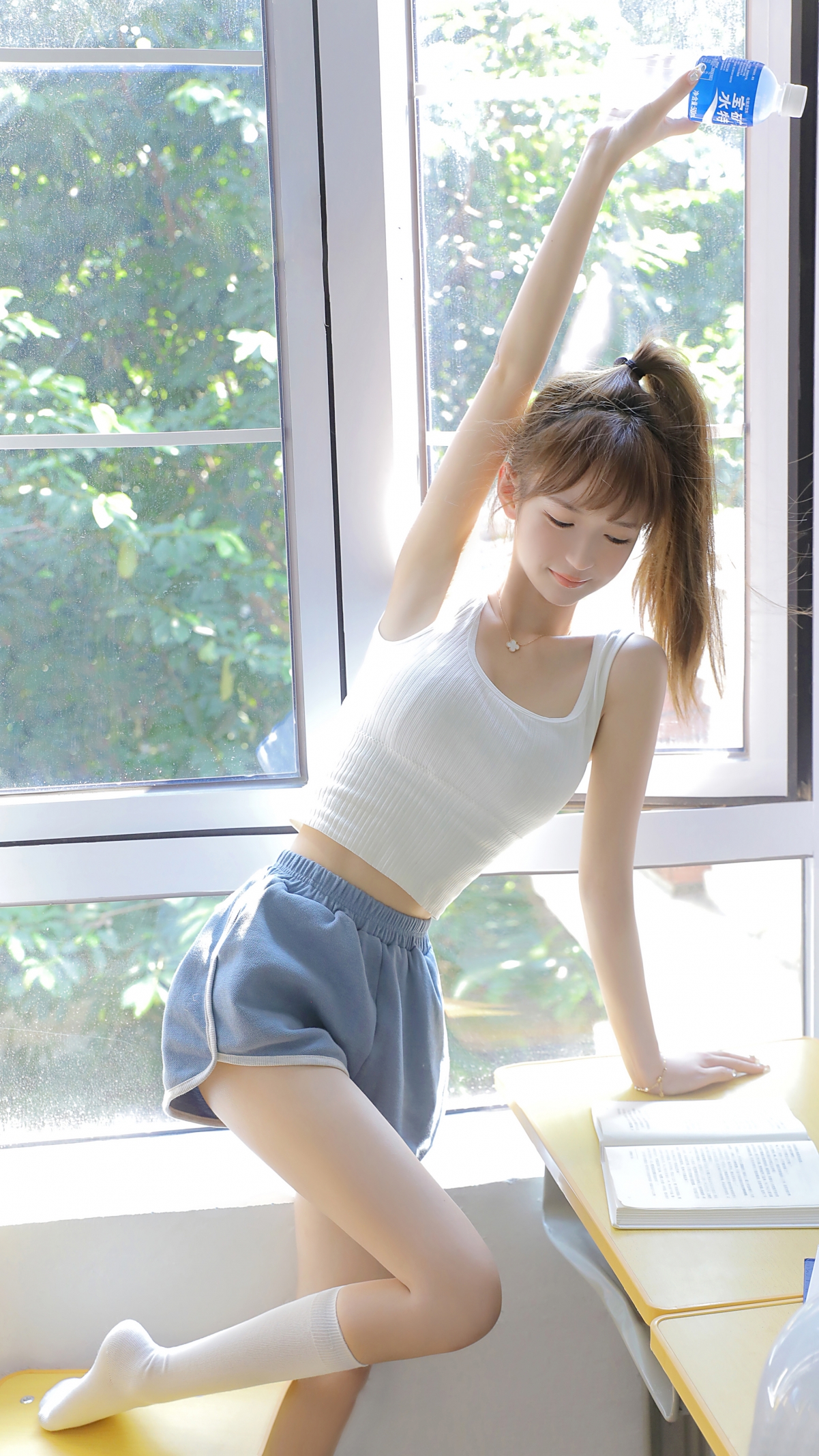 超高清4K竖屏壁纸，居家美女可爱瞬间，2160x3840高清下载，点亮手机屏幕