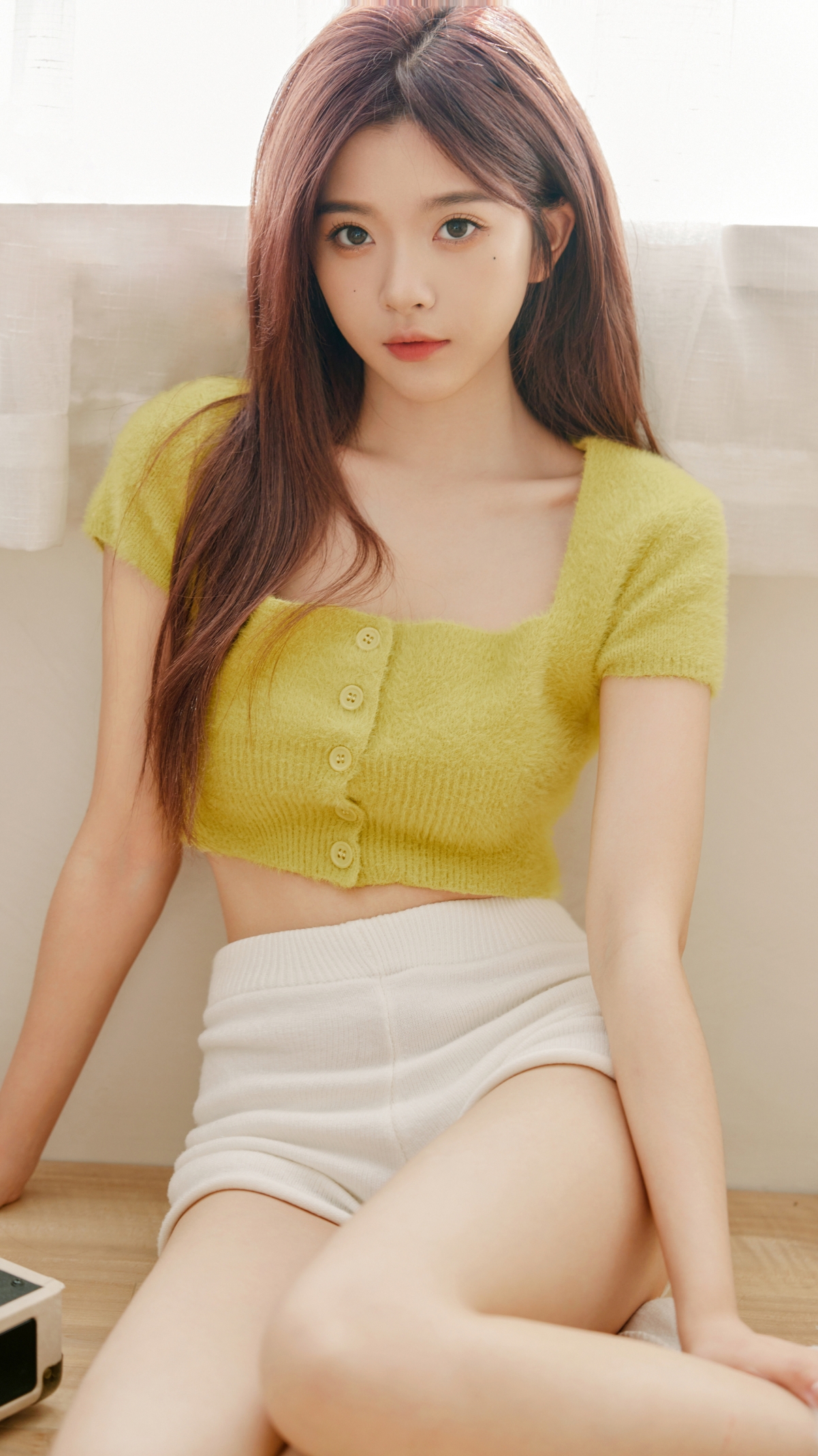 彭十六高清美照，白色毛衣配短裤，4K超高清手机壁纸，2160x3840分辨率，免费下载