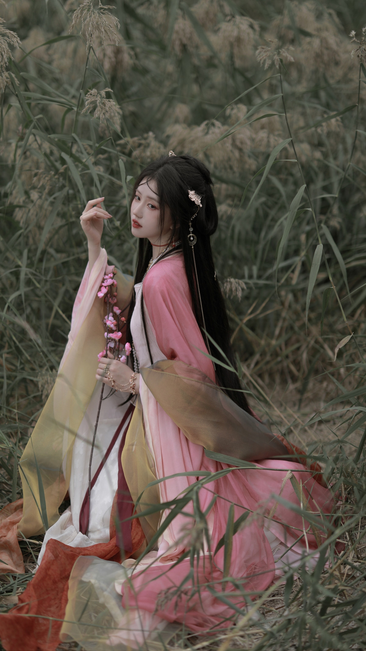 绝美古装佳人，长发飘逸于户外景致，4K超清壁纸，2160x3840分辨率，手机专属高清美图下载