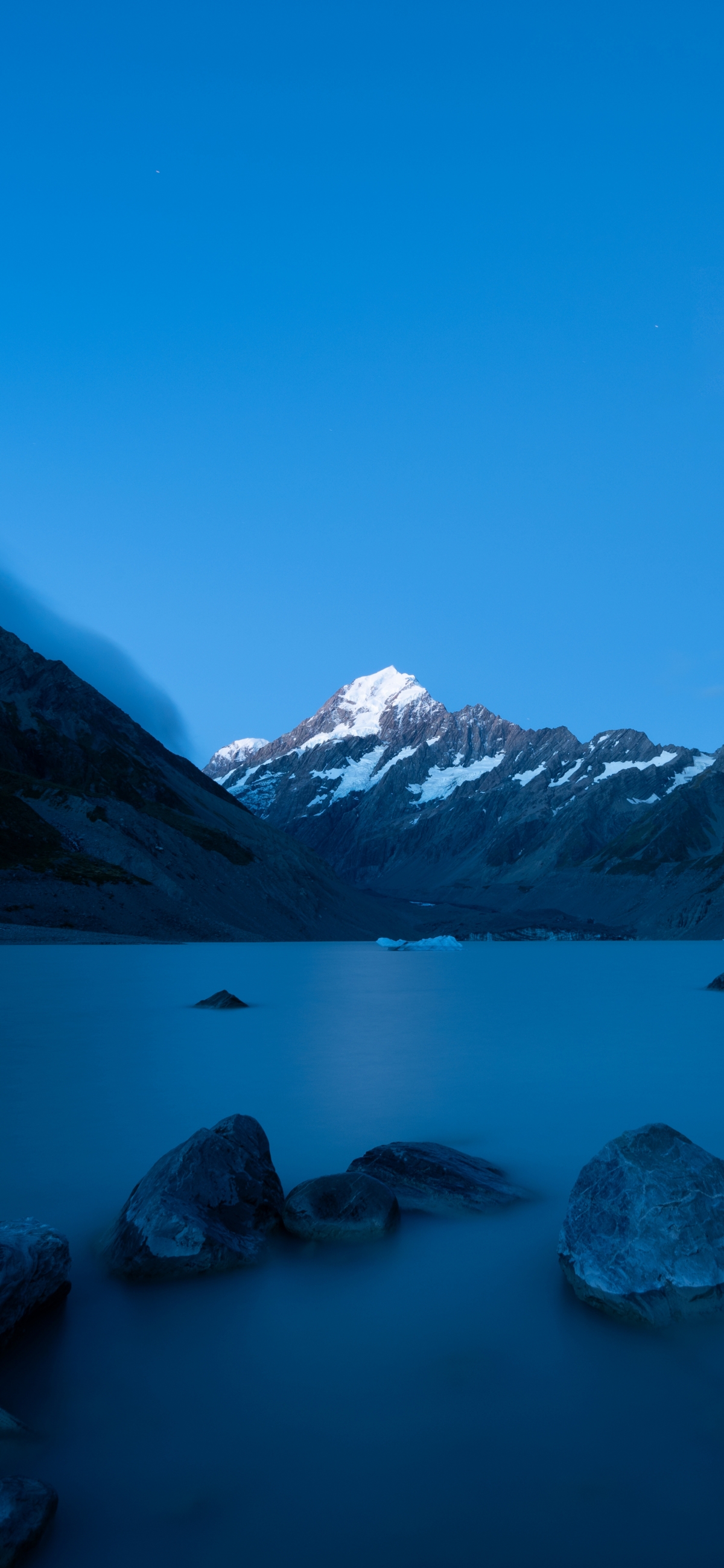 绝美雪山湖泊深蓝色风光 - 4K超清全屏手机壁纸，高清2206x4778像素，免费下载