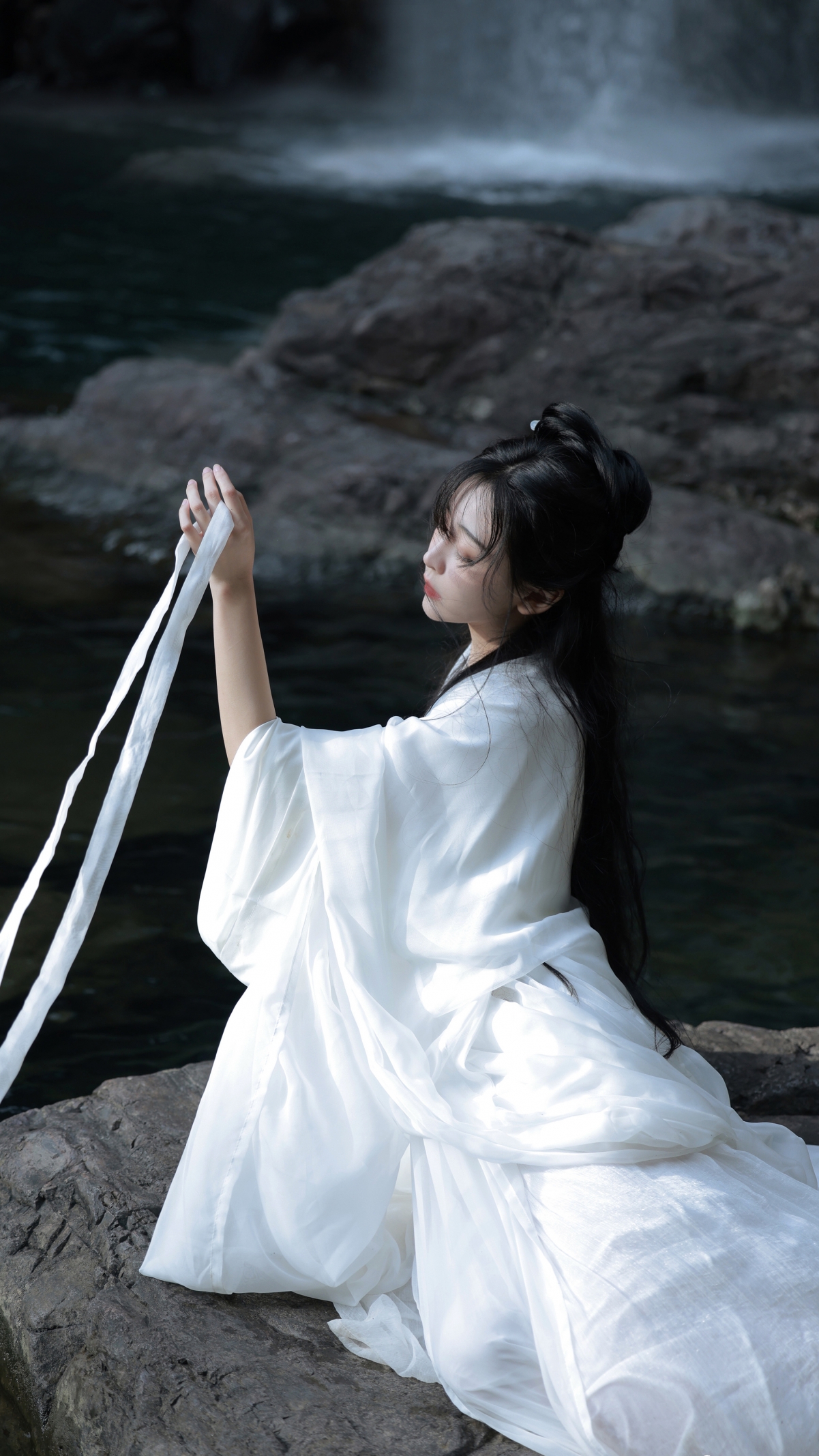 绝美古风白衣佳人于溪瀑之间，高清4K手机壁纸，2160x3840极致画质，下载尽享唯美瞬间